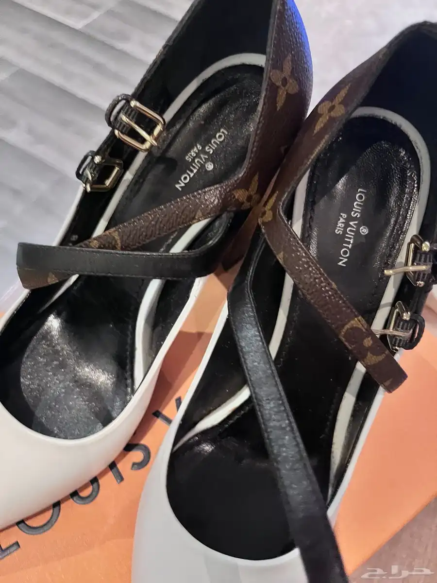 جزمه LV مقاس تسعه وثلاثين اصليه معها مع البطاقه فنتج index
