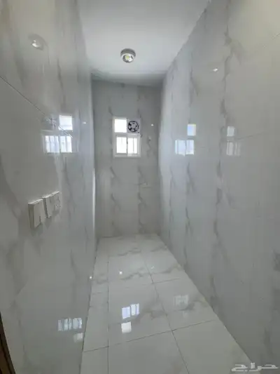 للبيع بالمحاله روف علوي دور ثاني مع ملحق بمدخل سياره 380م 27