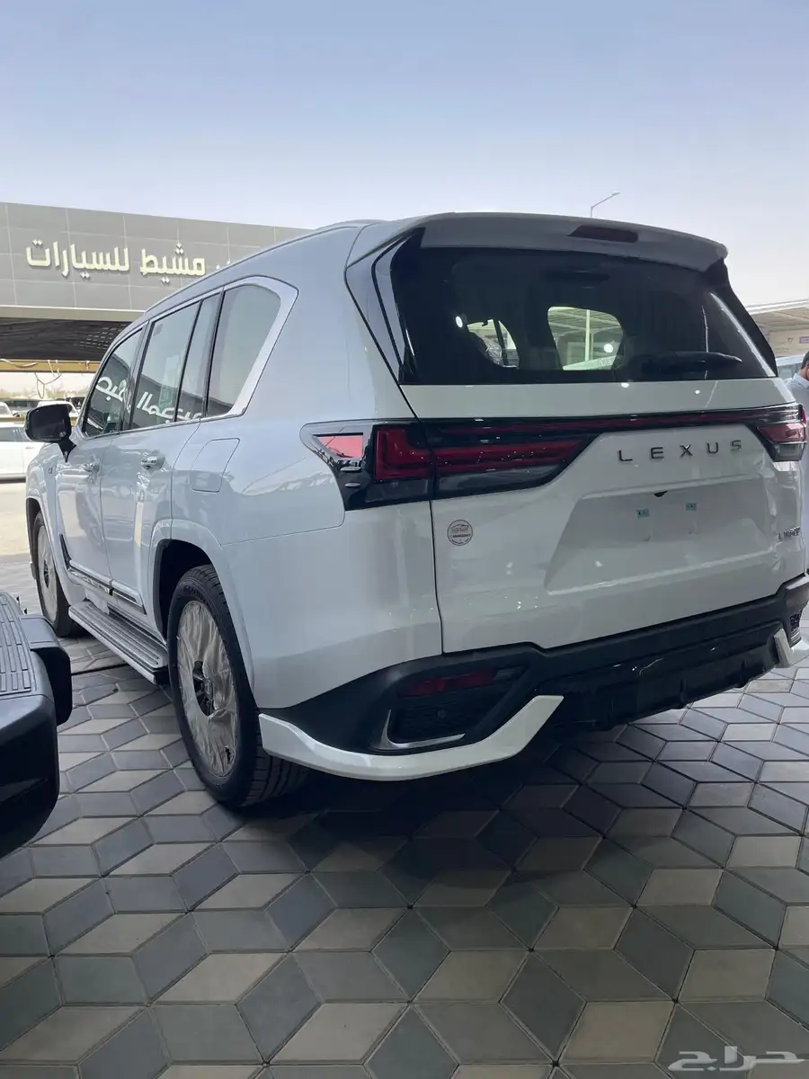 لكزس LX600 2025 اف سبورت عبداللطيف جميل 3