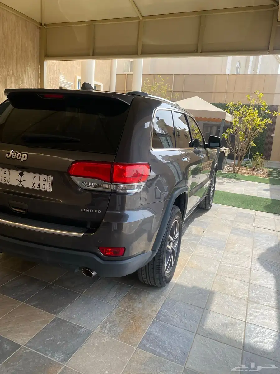 جيب جراند شيروكي 2017 V8 ليميتد 180km 4