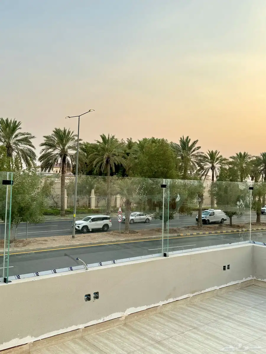 محل تجاري مميز بإطلالة فاخرة - حي الأحمدية 1