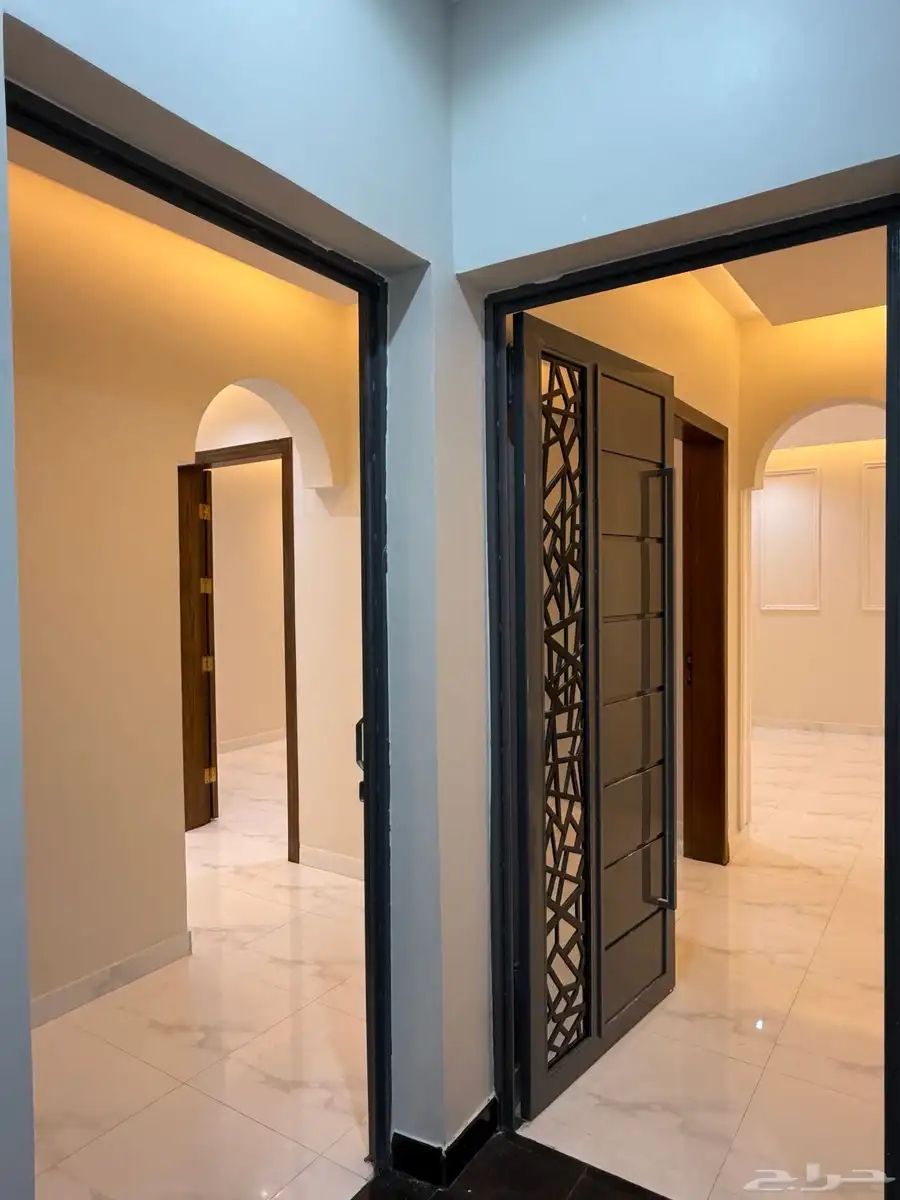 للبيع ادوار ارضيه وروفات علويه بمساحات كبيرة شمال الخميس 31