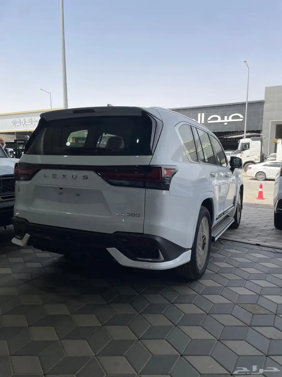 لكزس LX600 2025 اف سبورت عبداللطيف جميل 4