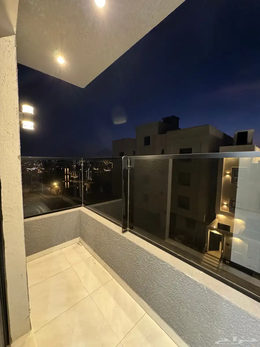 للبيع بجوار كوبري مطار أبها شقق تمليك علوي مع سطح خاص 4