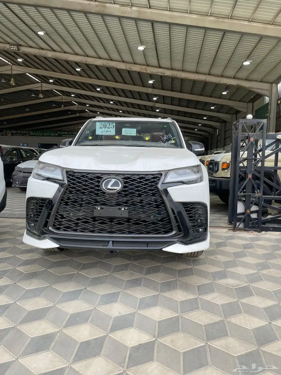 لكزس LX600 2025 اف سبورت عبداللطيف جميل 1