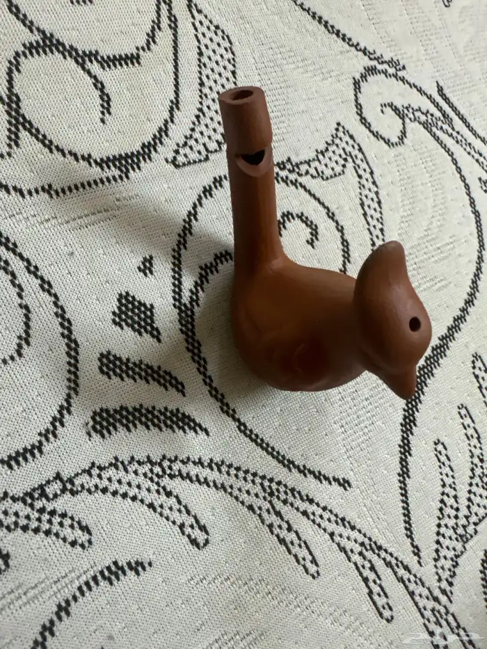 صفاره تطلع اصوات طيور تعبيه ماء وكل ما تقل ماء يطلع صوت غير 0