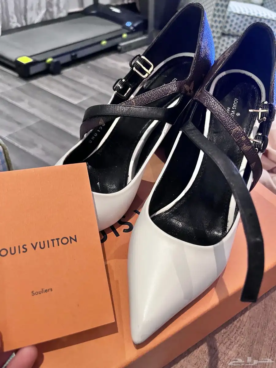 جزمه LV مقاس تسعه وثلاثين اصليه معها مع البطاقه فنتج index