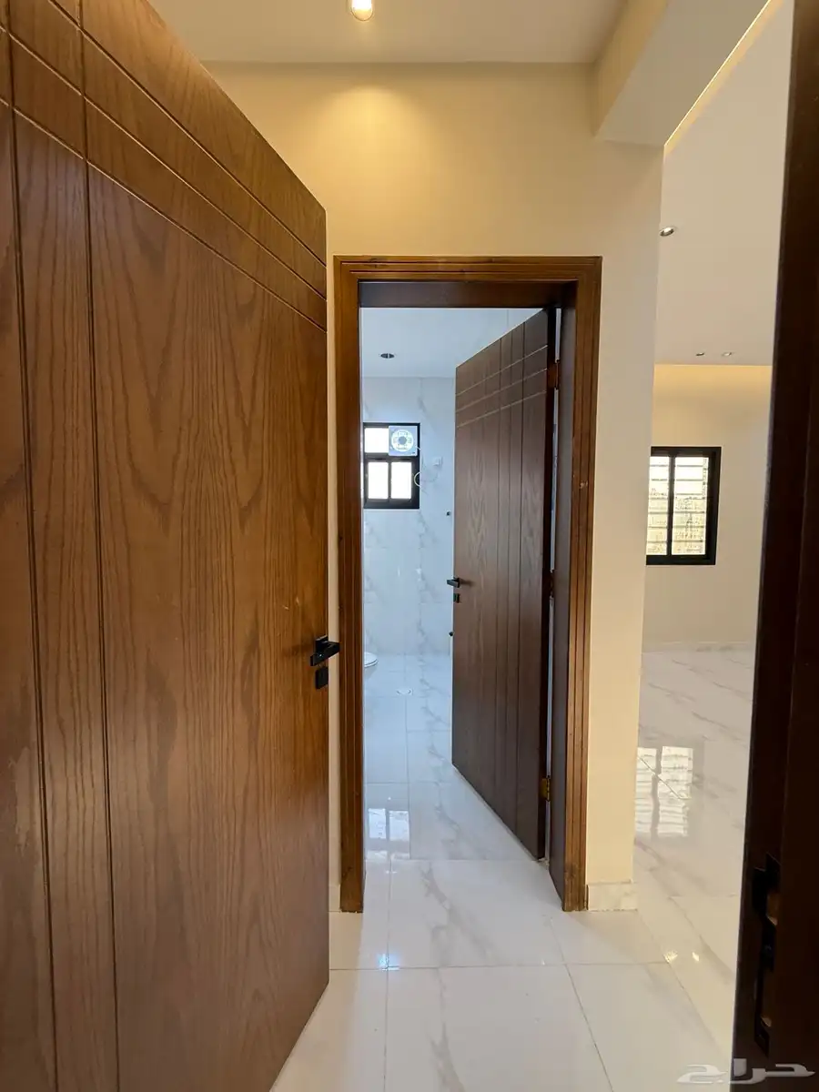 للبيع ادوار ارضيه وروفات علويه بمساحات كبيرة شمال الخميس 20
