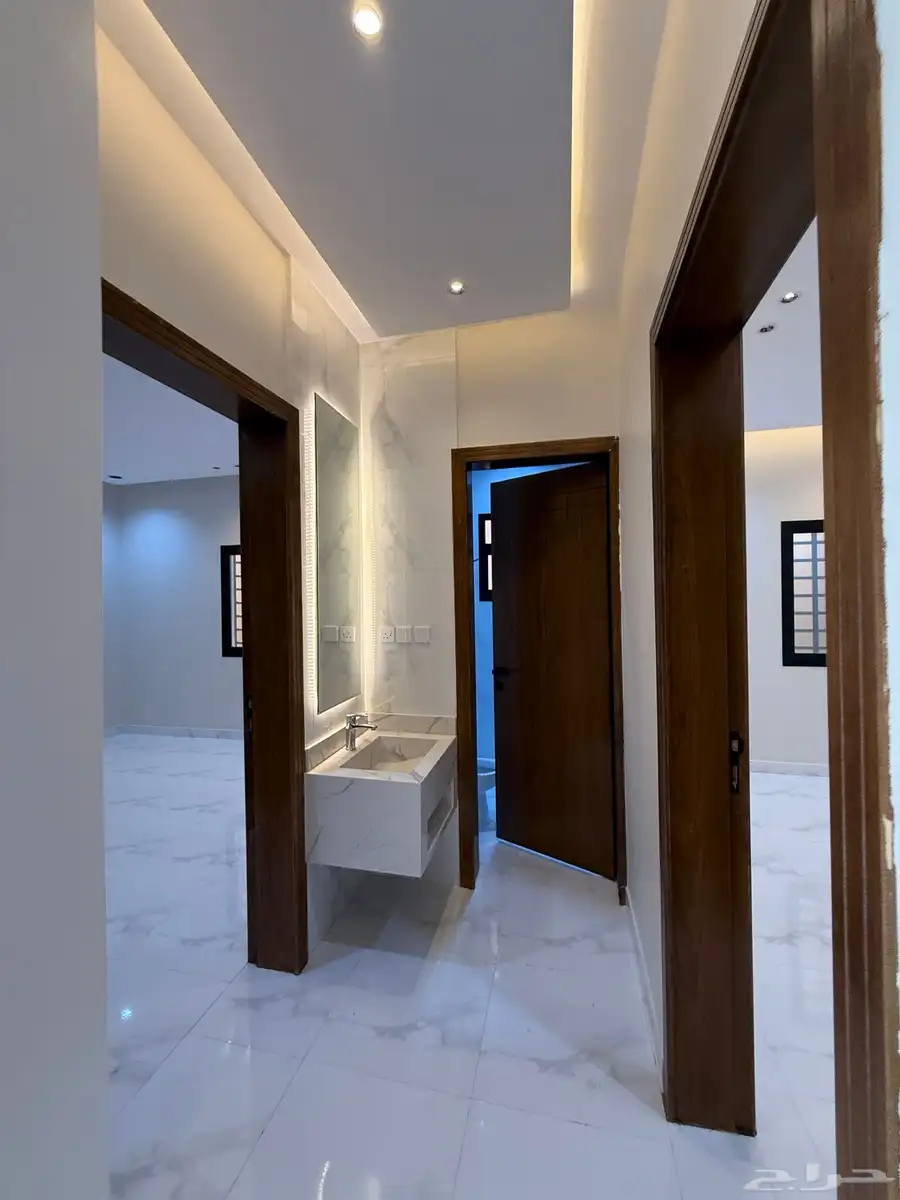 للبيع ادوار ارضيه وروفات علويه بمساحات كبيرة شمال الخميس 52