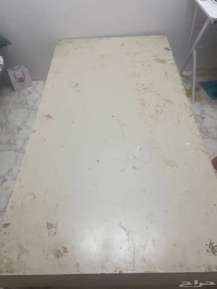 سرير خشب وطني يحتاج بس صبغ فيه كسر بسيط موضح بالصوره 0