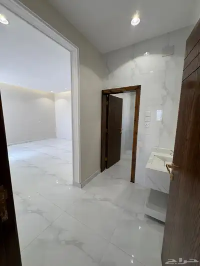 للبيع بالمحاله روف علوي دور ثاني مع ملحق بمدخل سياره 380م 10