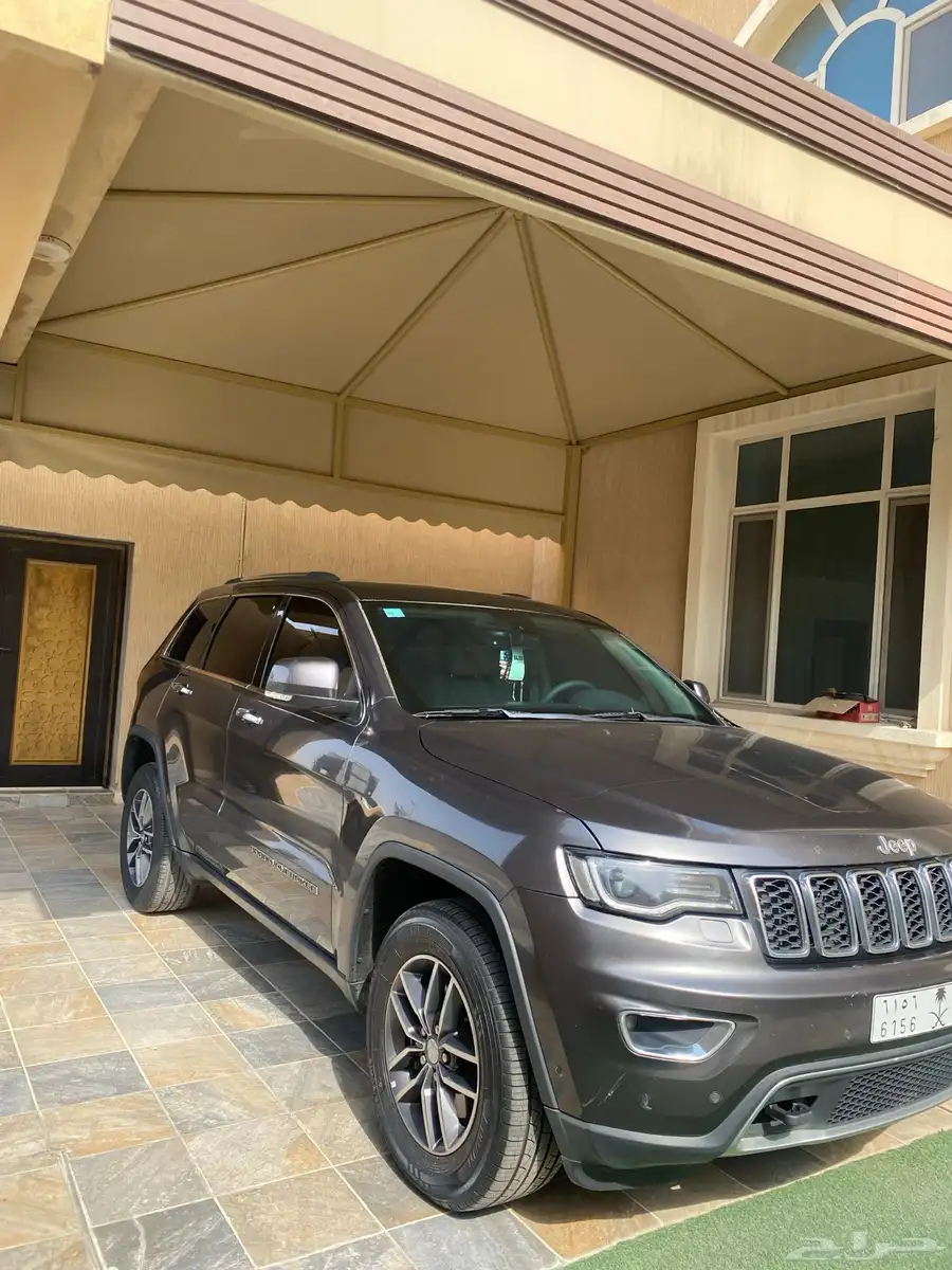 جيب جراند شيروكي 2017 V8 ليميتد 180km 2