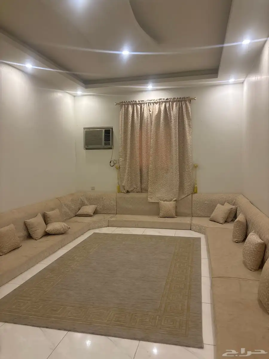 كنب ارضي مع سجادة وستارة 0