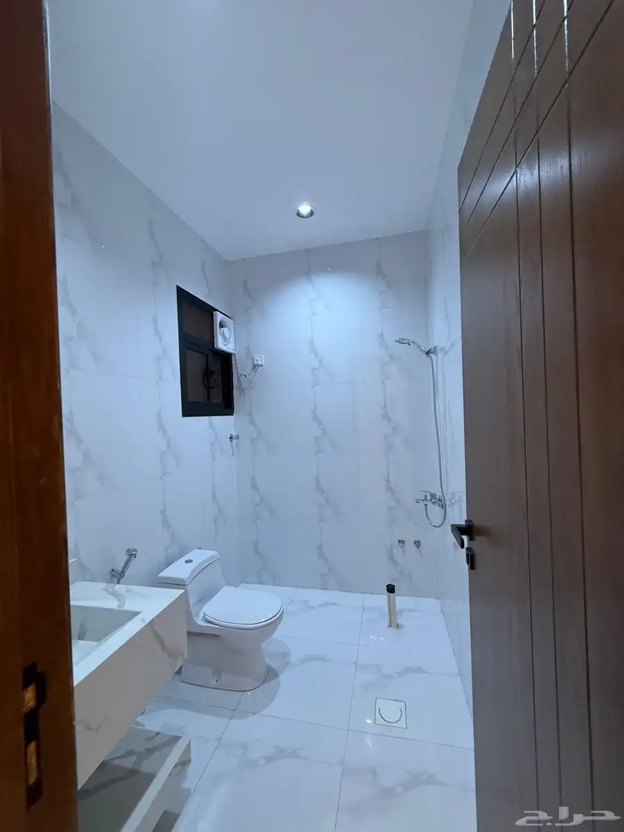 للبيع ادوار ارضيه وروفات علويه بمساحات كبيرة شمال الخميس 18