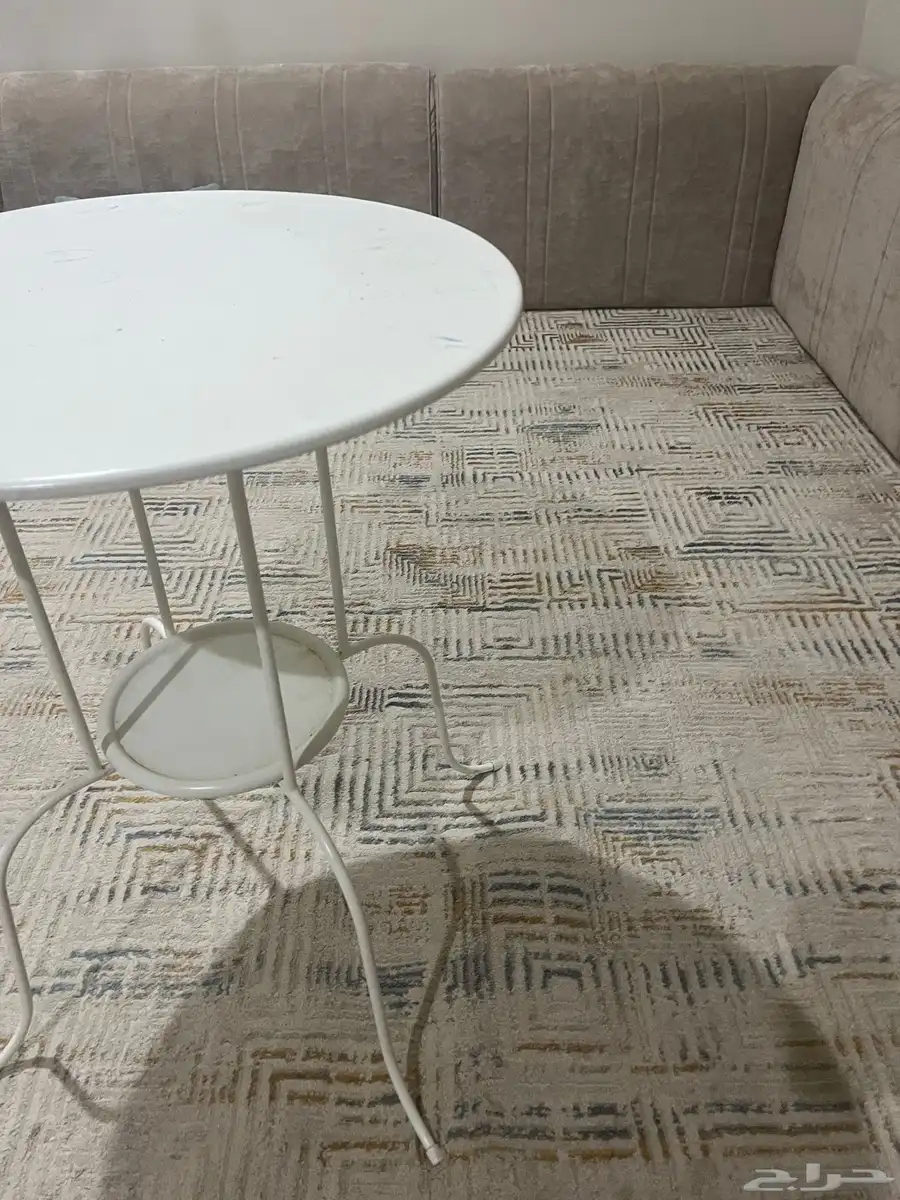 طاولة بيضاء ايكيا 1