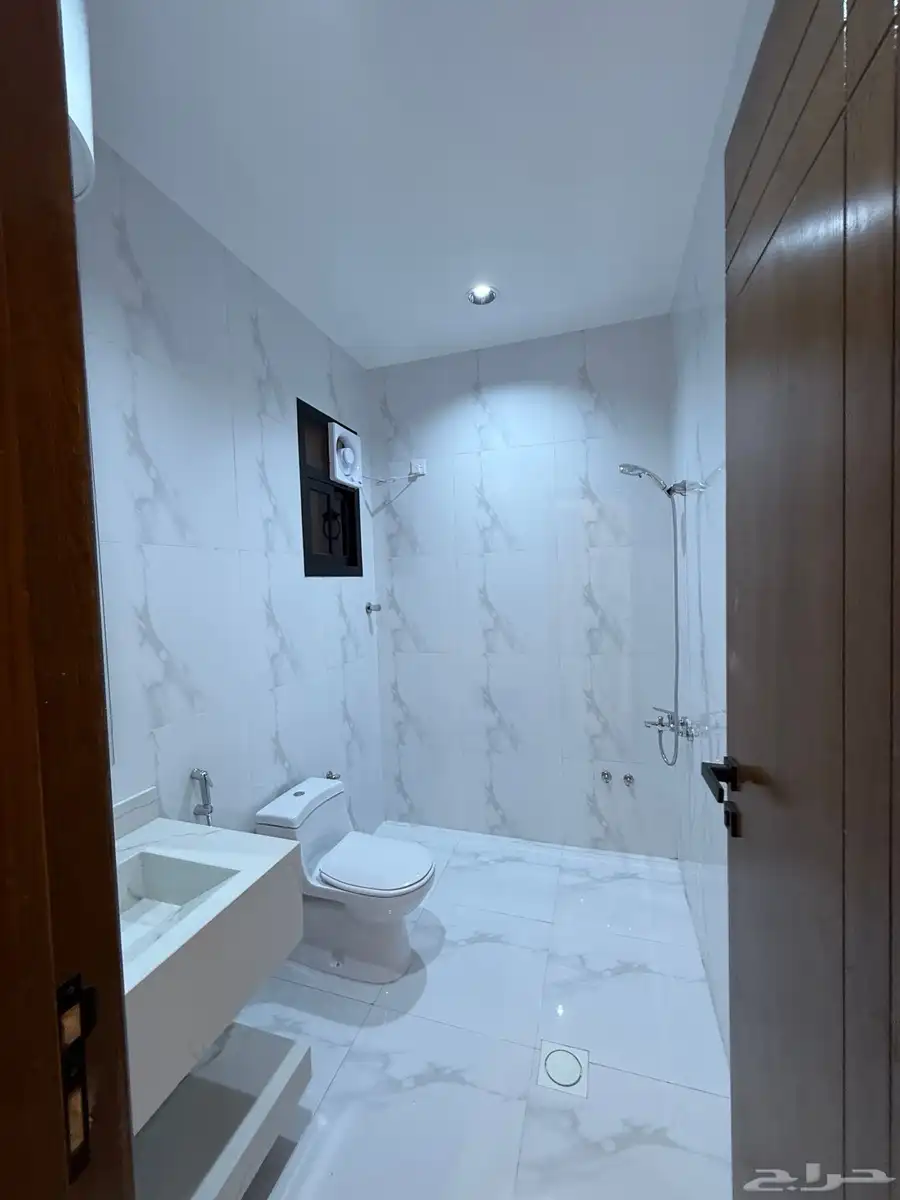 للبيع ادوار ارضيه وروفات علويه بمساحات كبيرة شمال الخميس 45