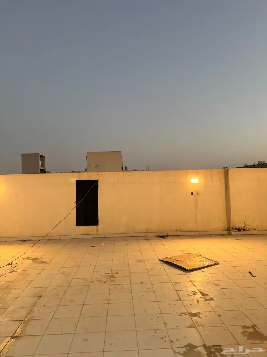 للايجار شقه اربع غرف وصاله مع سطح حي طويق 9