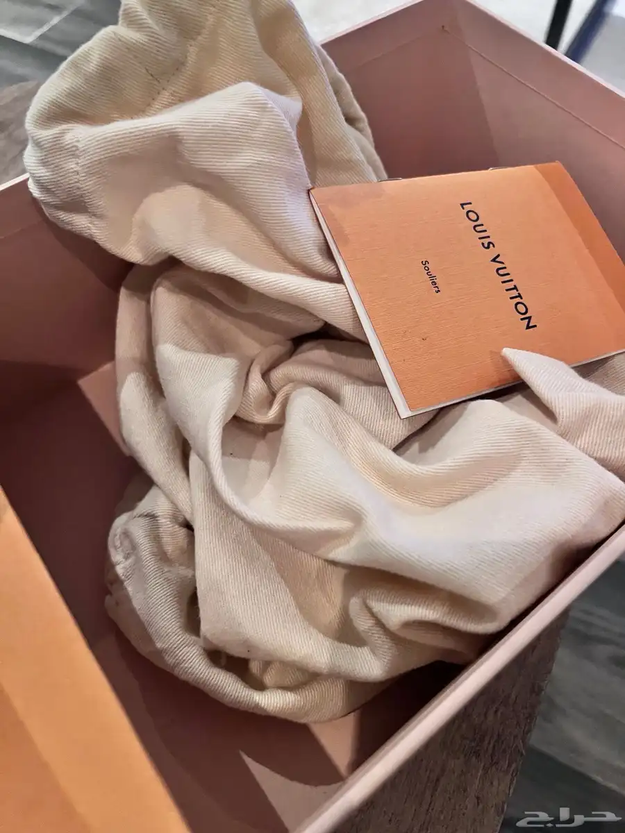 جزمه LV مقاس تسعه وثلاثين اصليه معها مع البطاقه فنتج index