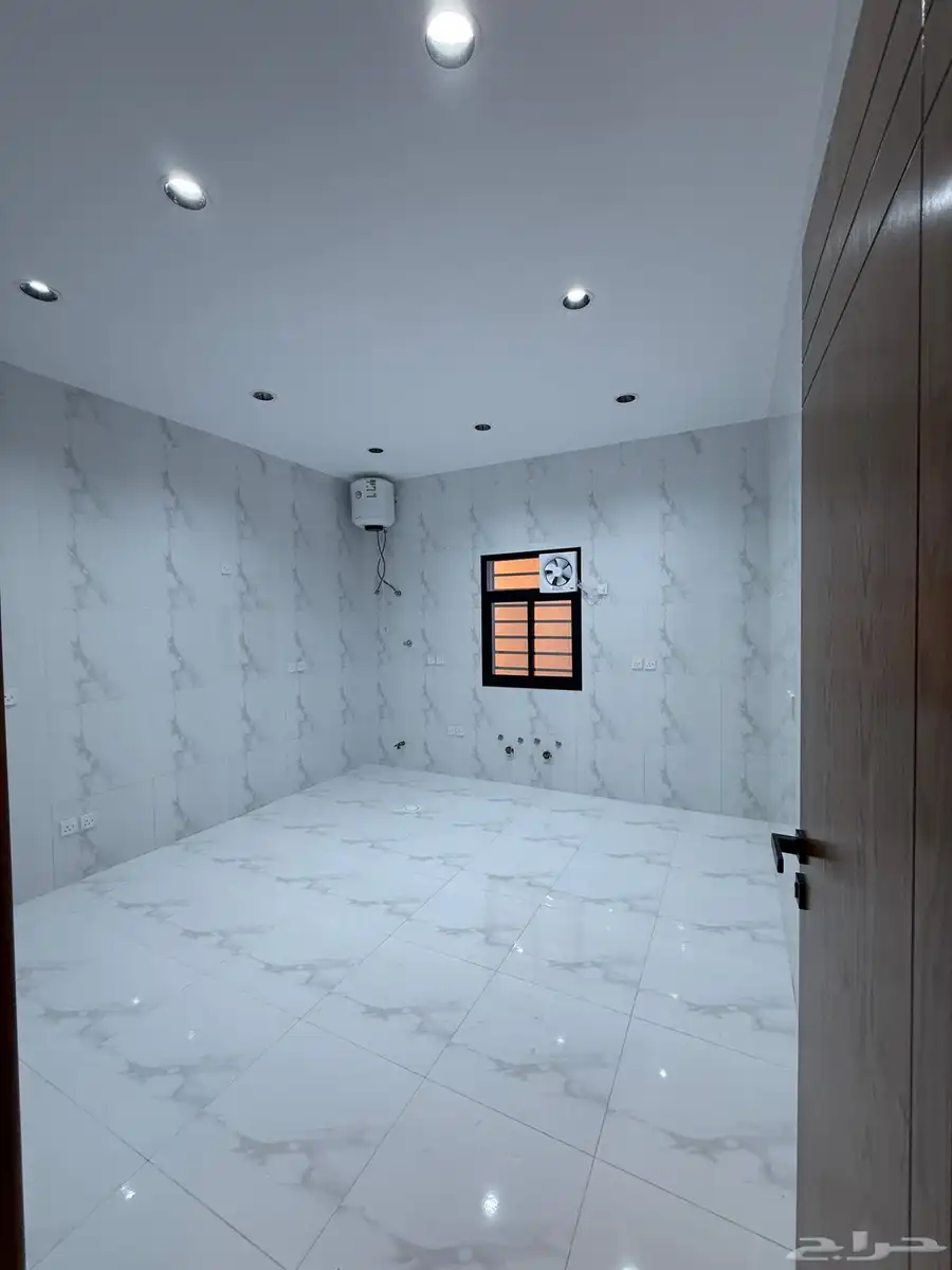 للبيع ادوار ارضيه وروفات علويه بمساحات كبيرة شمال الخميس 41
