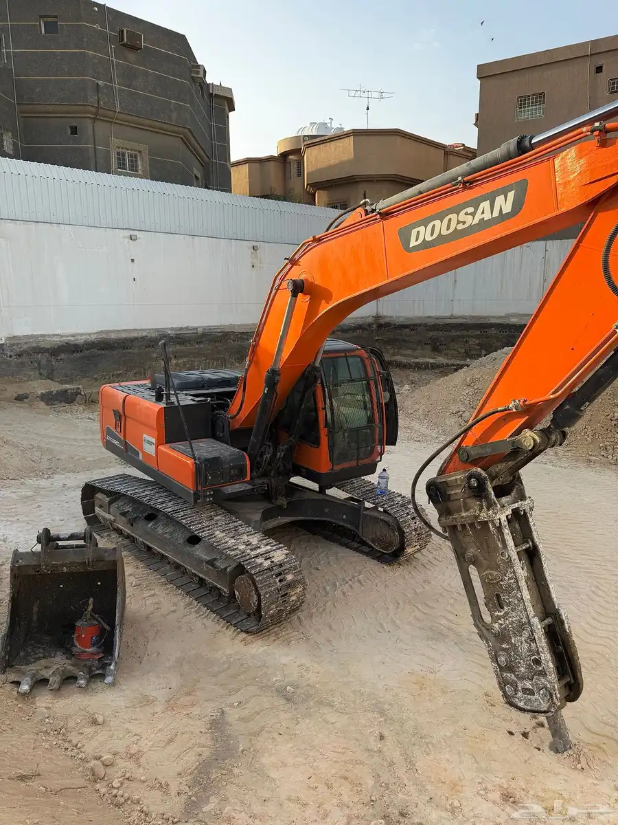 حفار بوكلين ايجار 1