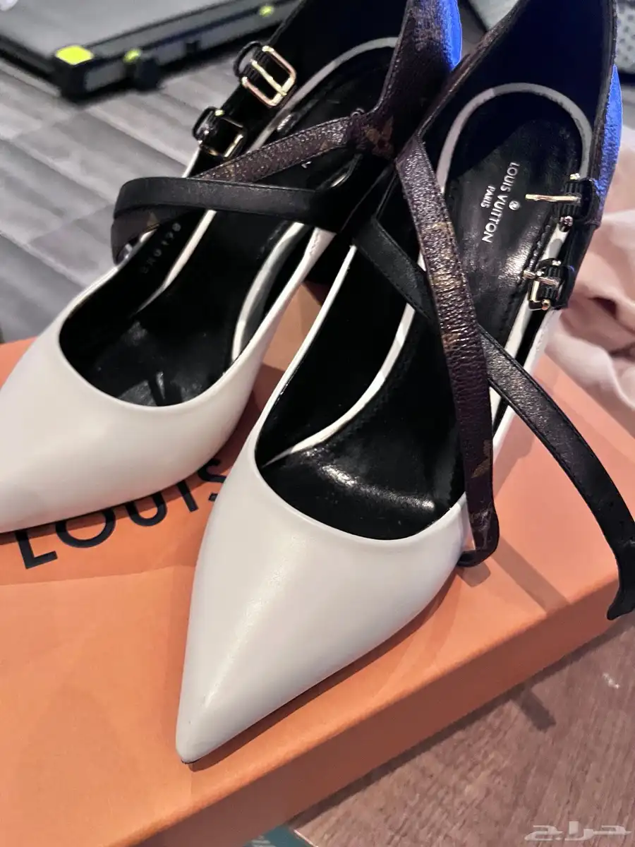 جزمه LV مقاس تسعه وثلاثين اصليه معها مع البطاقه فنتج index