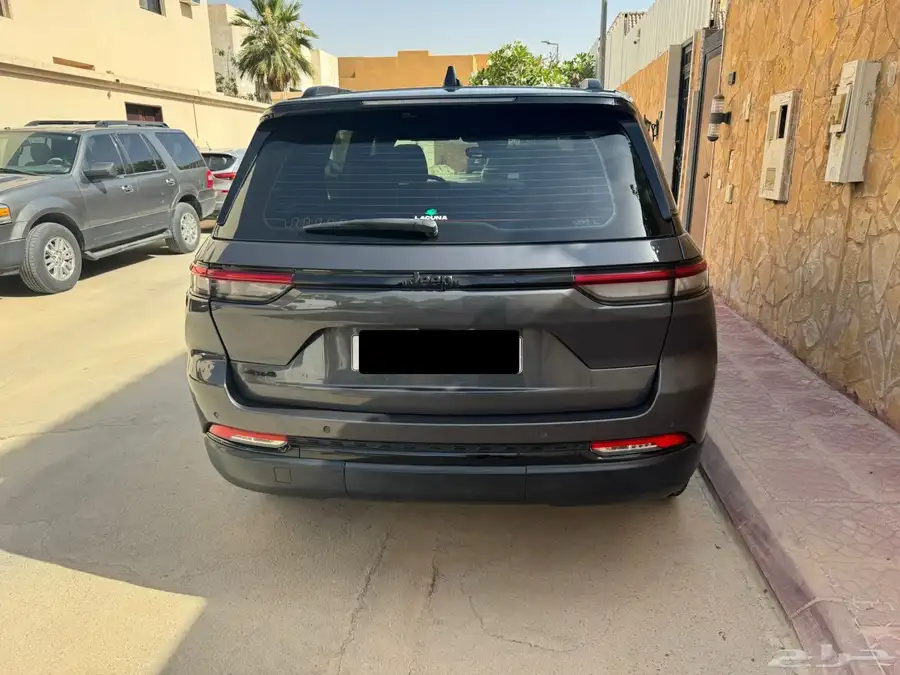 2023 jeep grand Cherokee altitude  black edition 2