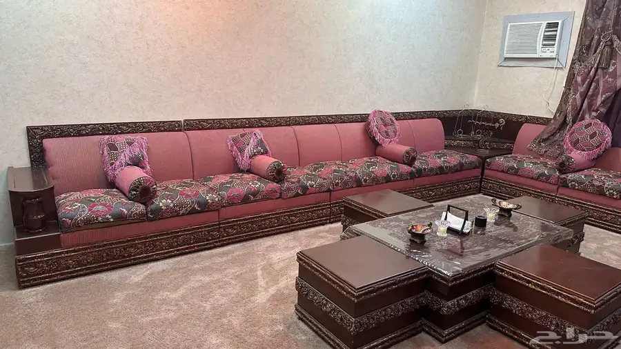 كنب مجلس متصل تصميم مغربي ومعه طاولات خشب وستارتين طقم 2