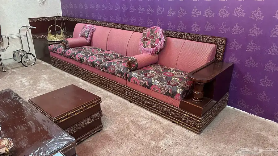 كنب مجلس متصل تصميم مغربي ومعه طاولات خشب وستارتين طقم 6