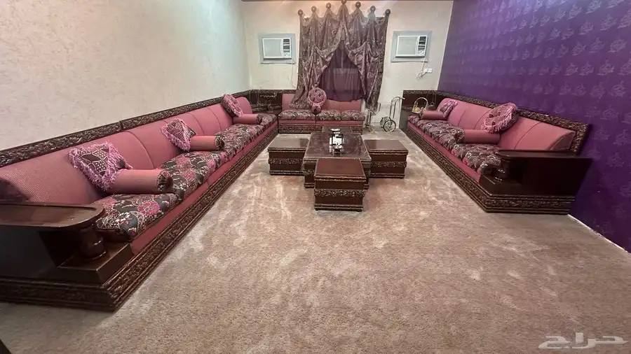 كنب مجلس متصل تصميم مغربي ومعه طاولات خشب وستارتين طقم 3