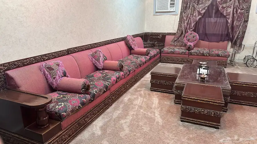 كنب مجلس متصل تصميم مغربي ومعه طاولات خشب وستارتين طقم 1