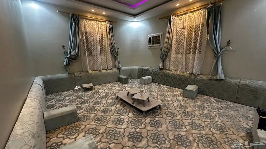 مجلس حريم جديد ونظيف مع الفرشه والطاوله لحد يجي الا الجاد 0