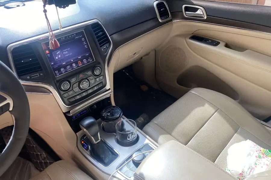 جيب جراند شيروكي 2017 V8 ليميتد 180km 7