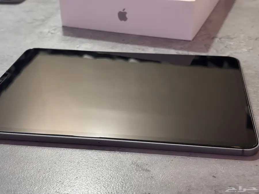 iPad Pro 2022 شريحة   WiFi   256GB   شبه جديد كامل الملحقات 10