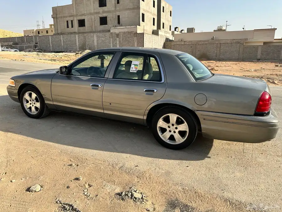 للبيع فورد فكتوريا 2000 م 4