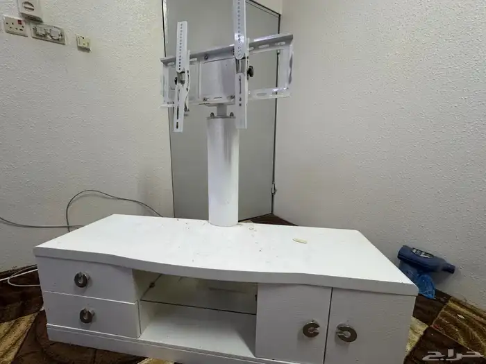 طاولة تلفزيون سليمة و طولها 130 cm 2