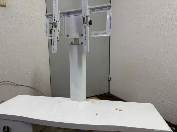 طاولة تلفزيون سليمة و طولها 130 cm 1