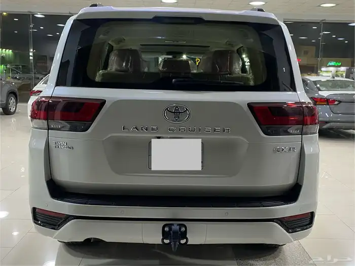 تويوتا لاندكروزر GXR2 بنزين 2024 ممشا 800 كيلو فقط 3