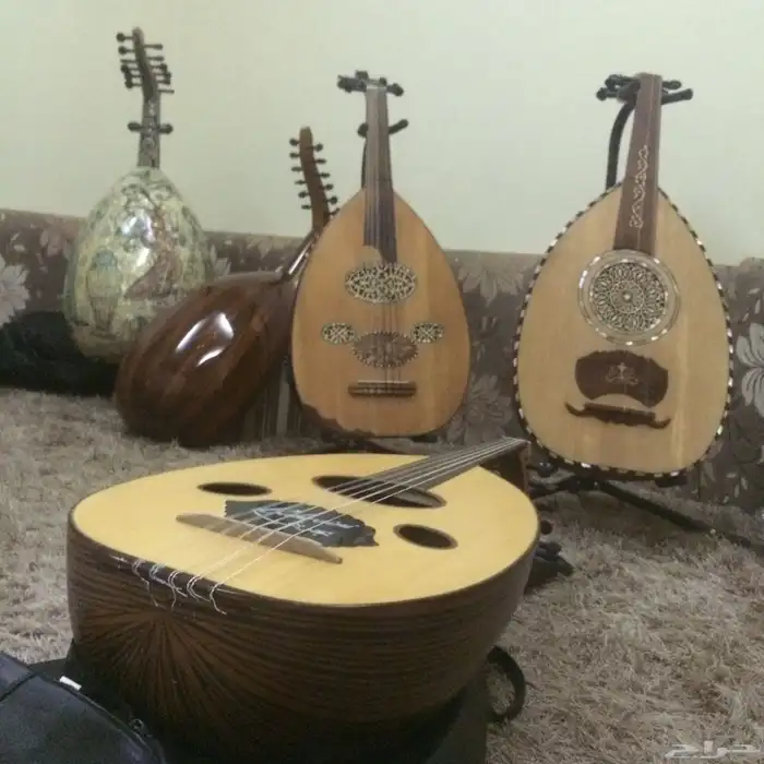 مجموعة اعواد مع استناداته 0