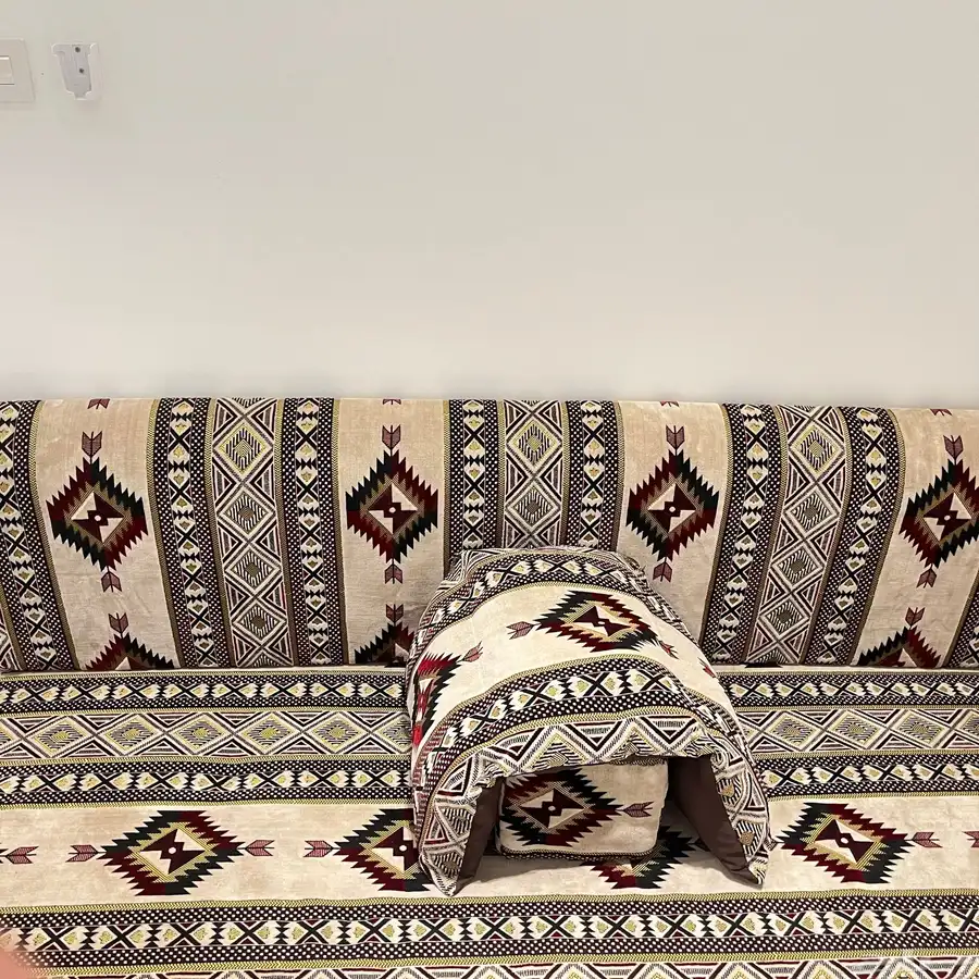 كنب ارضي متكون من مسنده وتكاية 1