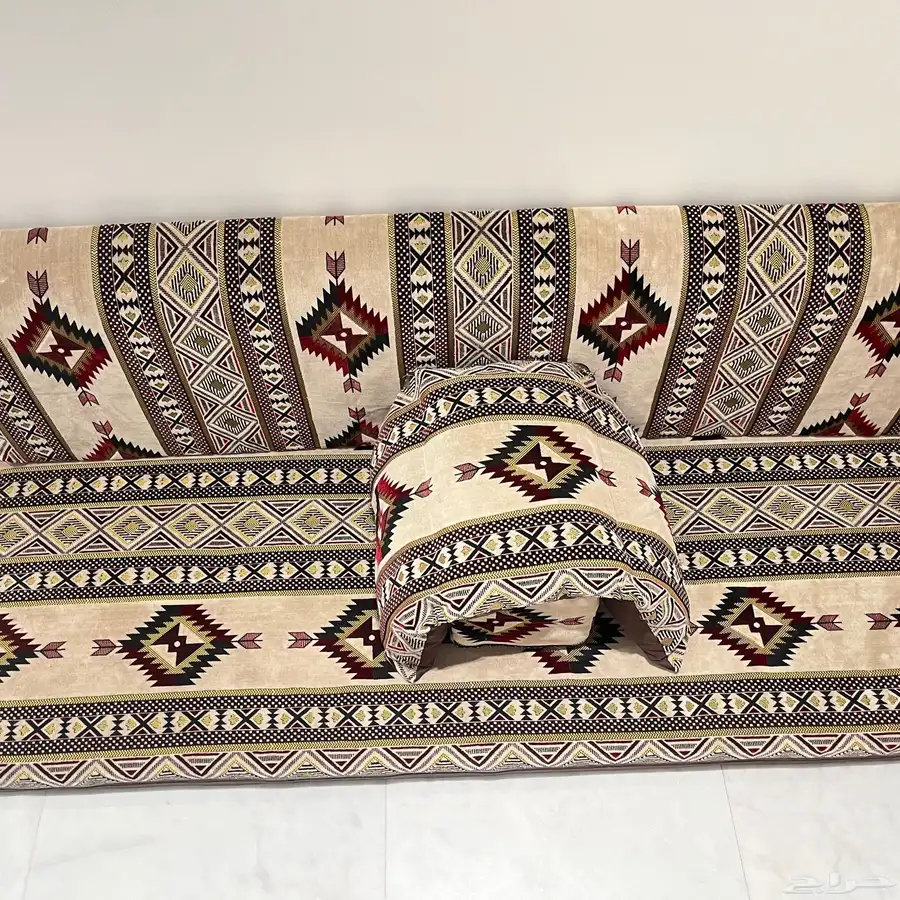 كنب ارضي متكون من مسنده وتكاية 0