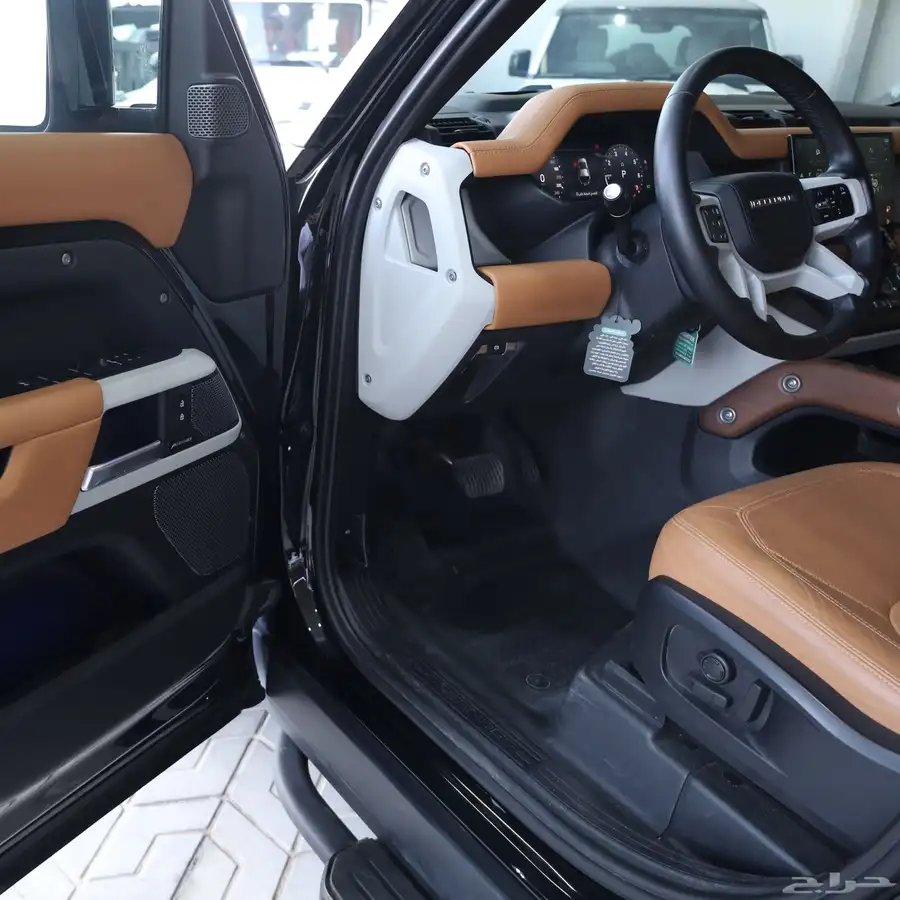 لاند روفر ديفندر HSE V6 موديل 2024 7