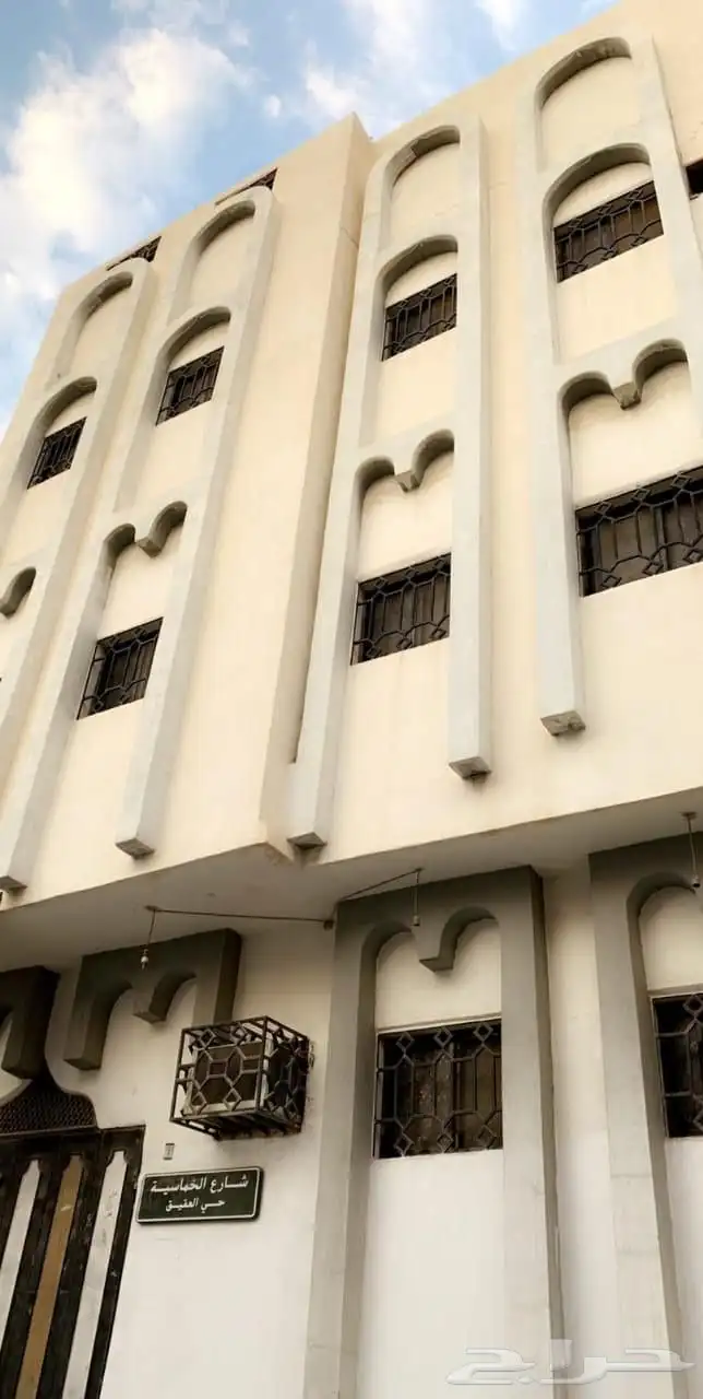 عمارة من ثلاث أداور وملحق 0