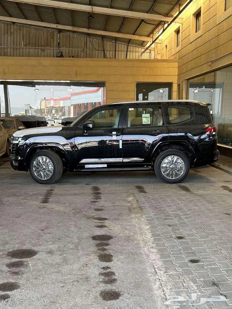 لاندكروزر جي إكس GXR L3 أسود ديزل أسود 2024 متوفر لدى الحسن 1