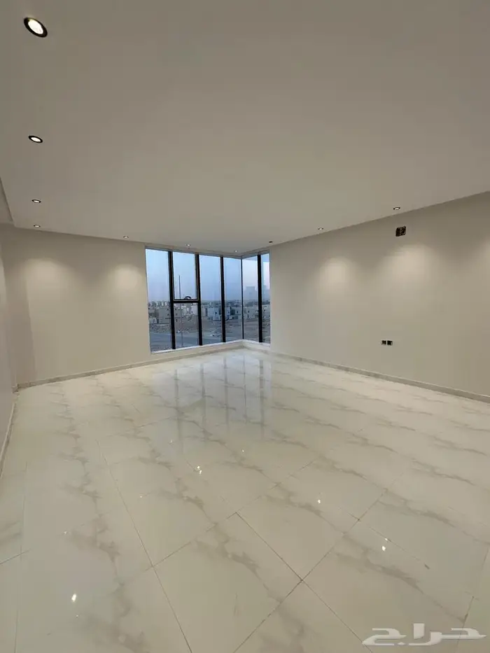 للبيع دور علوي مع ملحق مساحة 301م 4