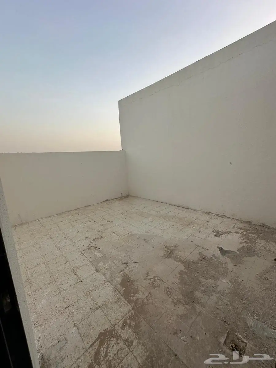 للبيع دور علوي مع ملحق مساحة 301م 15