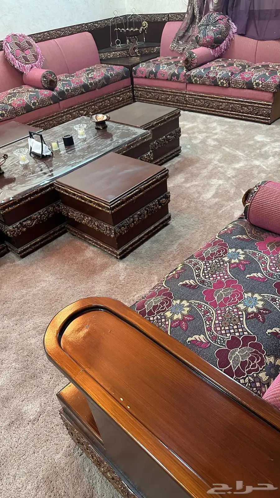 كنب مجلس متصل تصميم مغربي ومعه طاولات خشب وستارتين طقم 4