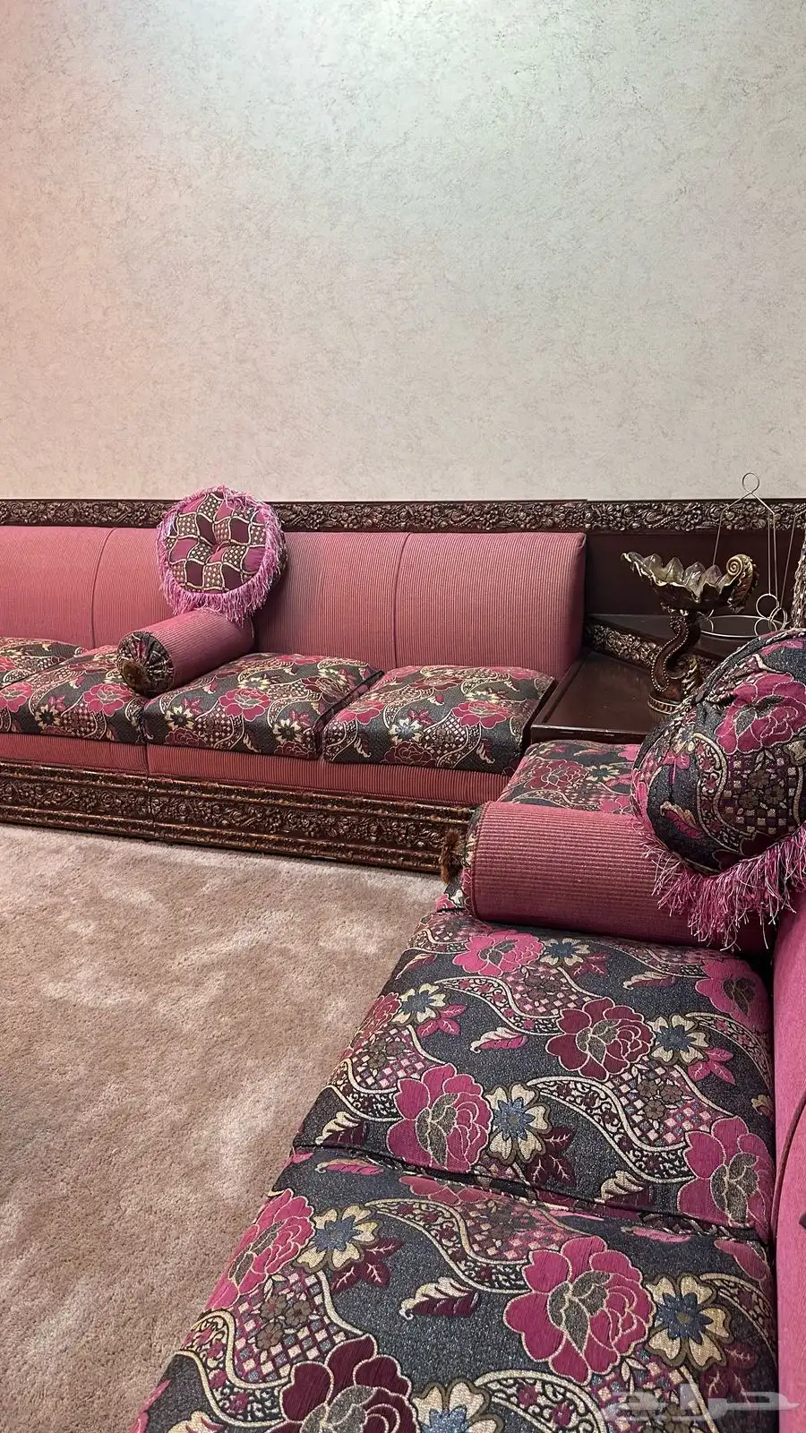 كنب مجلس متصل تصميم مغربي ومعه طاولات خشب وستارتين طقم 5