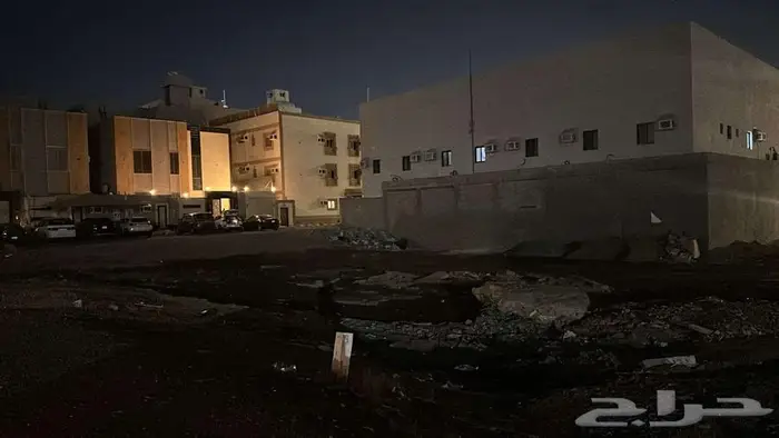 ارض بالفروسية (ب) مساحة الارض840 على شارعين 1