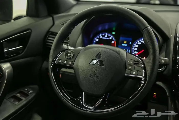 ميتسوبيشي اكليبس كروس GLS-HL 2025 تصميم رياضي عصري 15