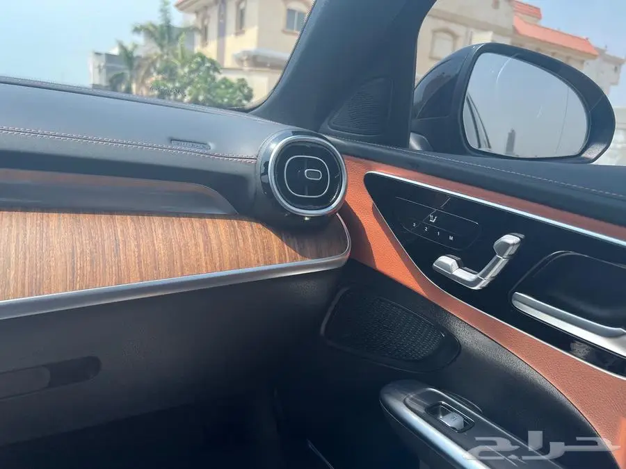 مرسيدس C 2024 AMG لون داخلي جملي وأسود 19